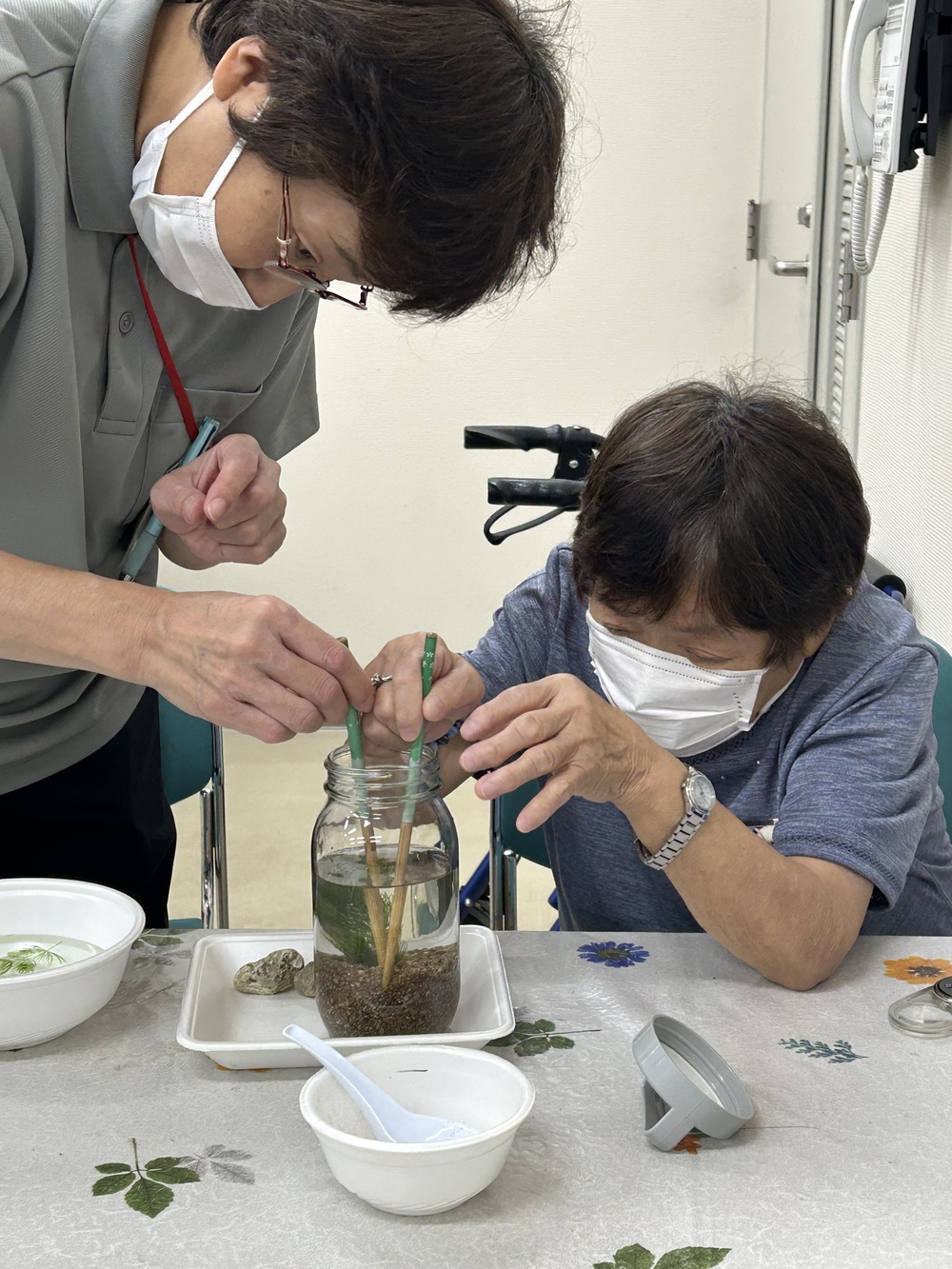 箸を使って水草植え