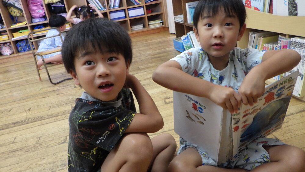 絵本を見る子ども２
