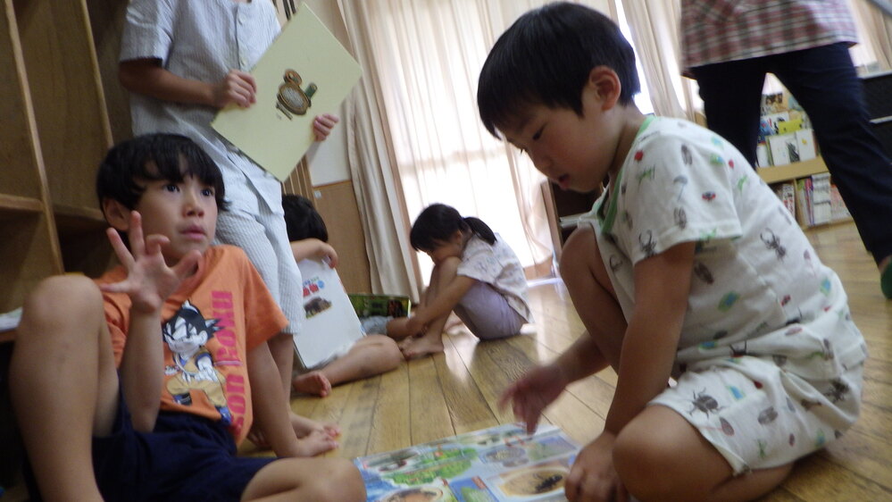 絵本を見る子ども３