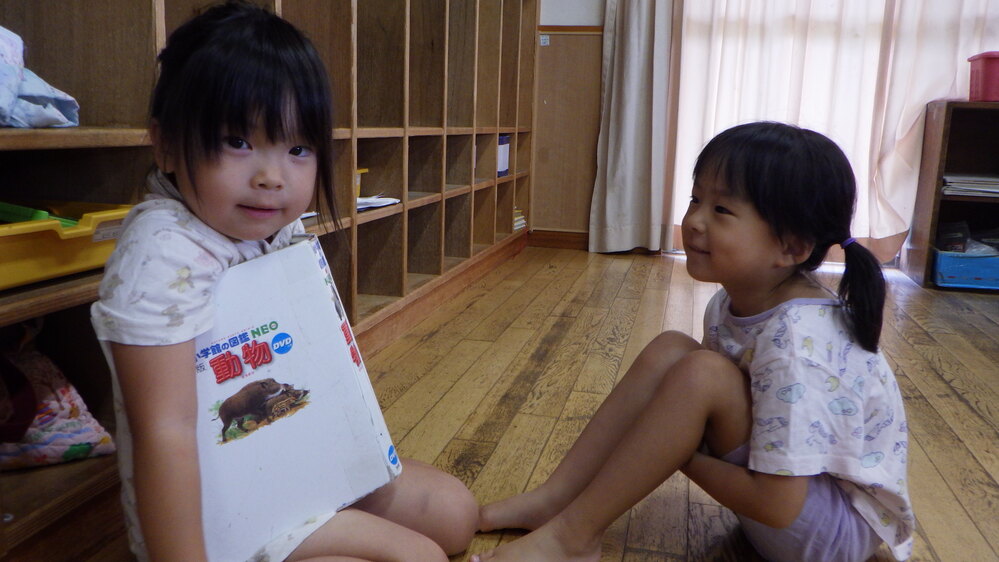 絵本を見る子ども４