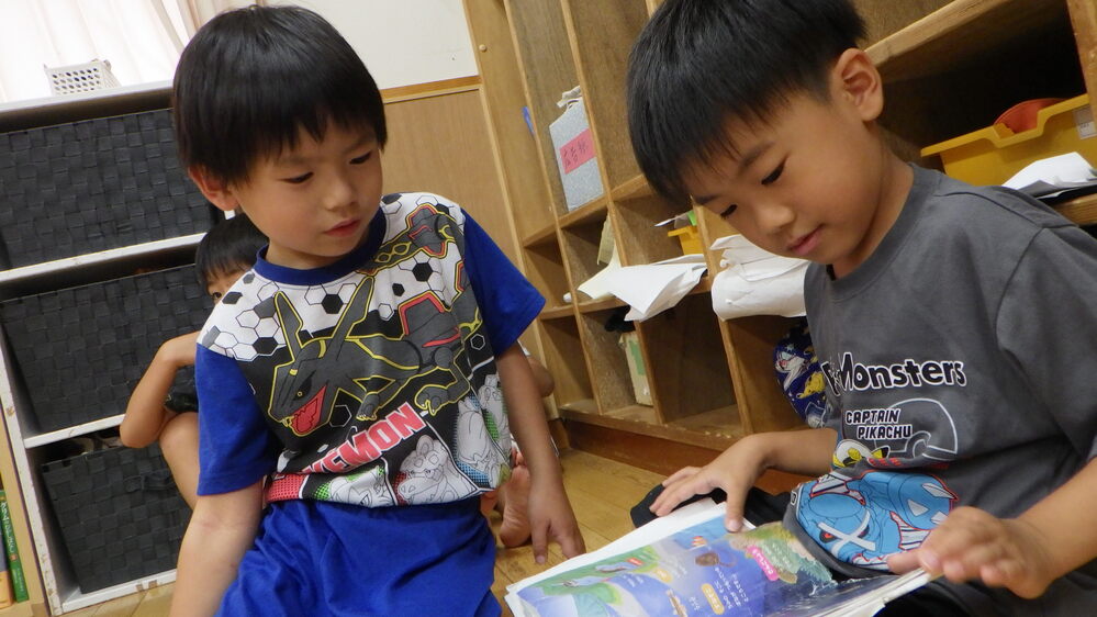 絵本を見る子ども５