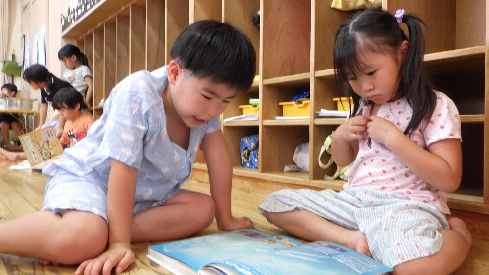 絵本を見る子ども