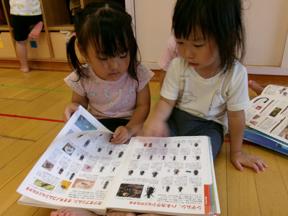 絵本を見る様子