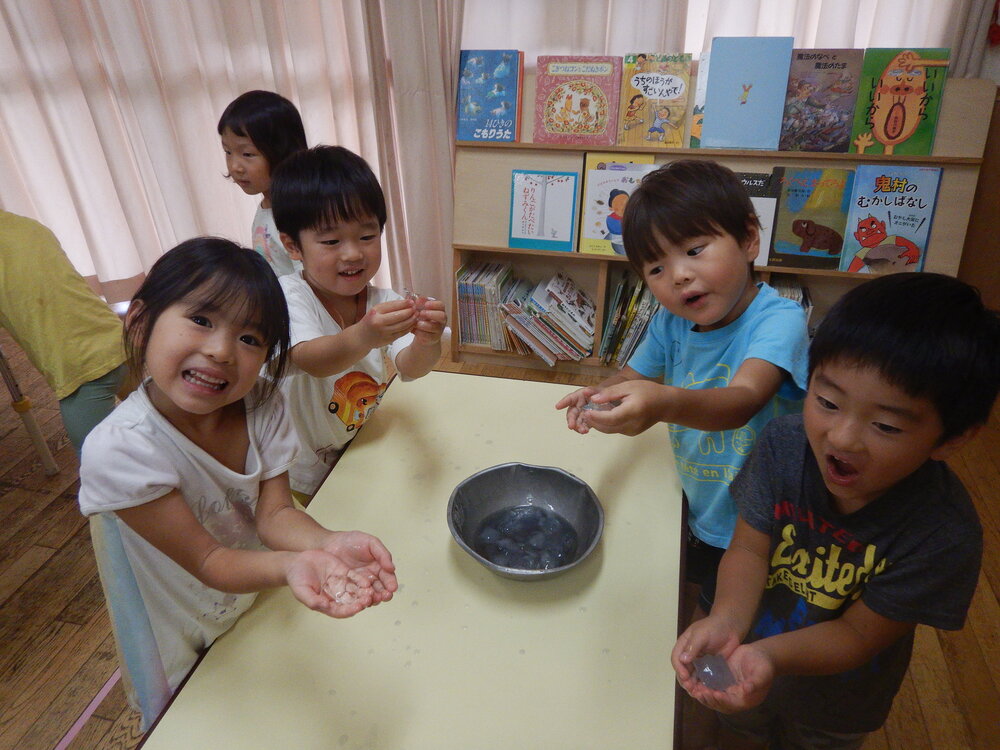 氷に触れる子どもたち