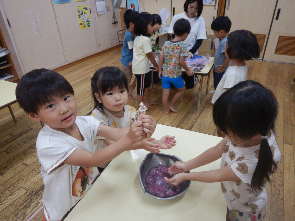 氷に触れる子どもたち２