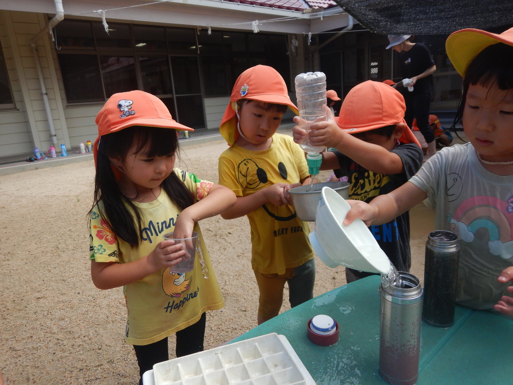 氷で遊ぶ子どもたち