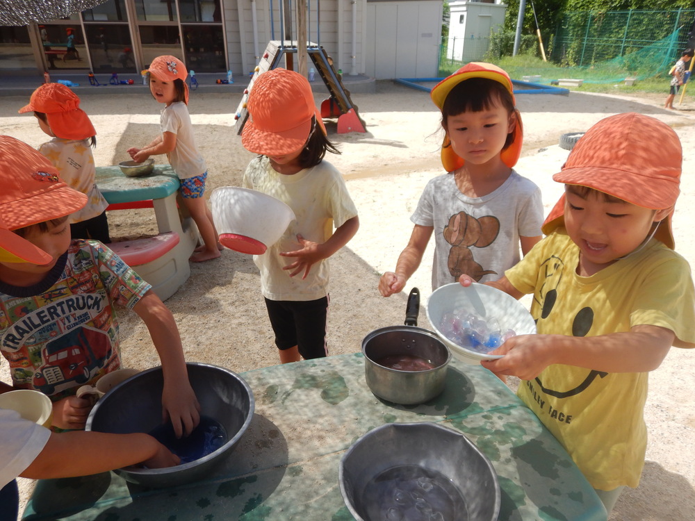 氷で遊ぶ子どもたち２