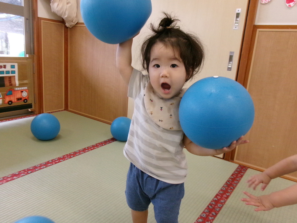 ボールで遊んでいる