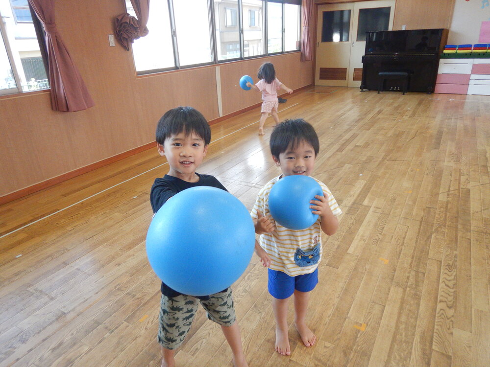 遊戯室で遊ぶ子ども