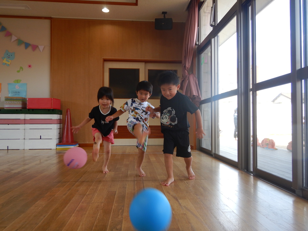 遊戯室で遊ぶ子ども２