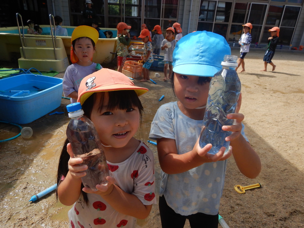 色水遊びをする子どもたち１