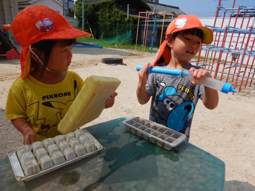 泥んこ遊びをする子ども (1)