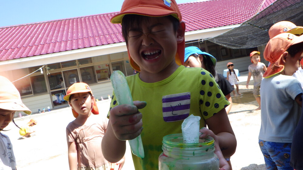 氷遊びを楽しむ子ども (3)