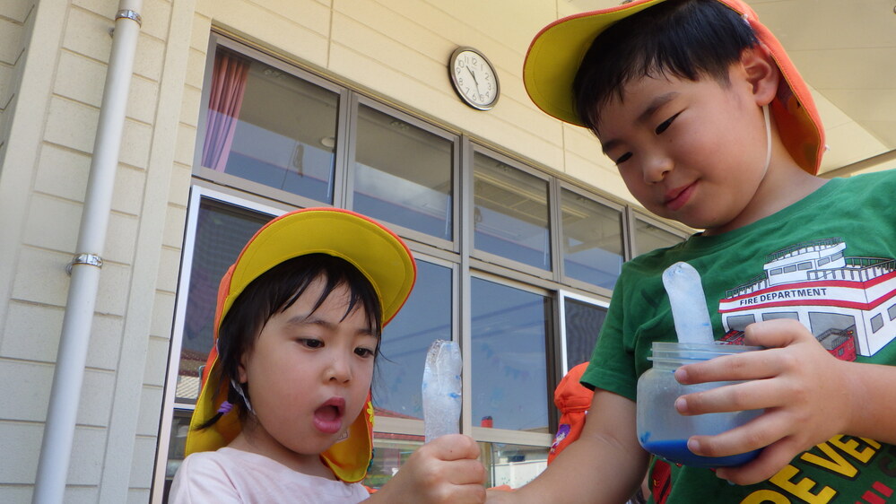 氷遊びを楽しむ子ども (4)