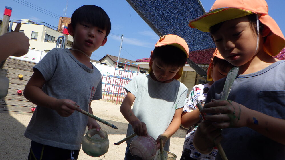 氷遊びを楽しむ子ども (5)