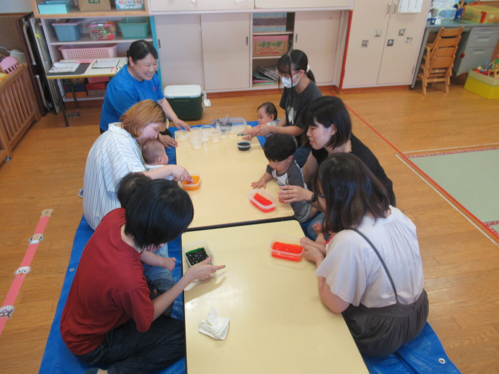 感触遊びの様子