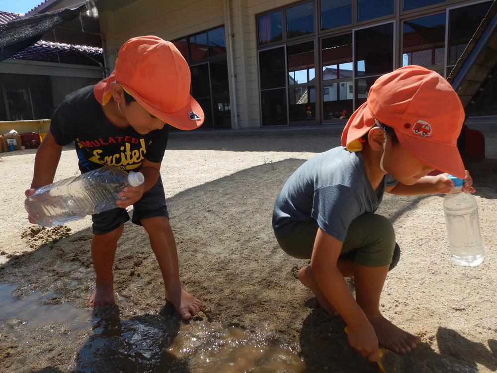 水遊びをする子どもたち