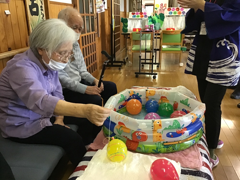 ヨーヨーしてるよ