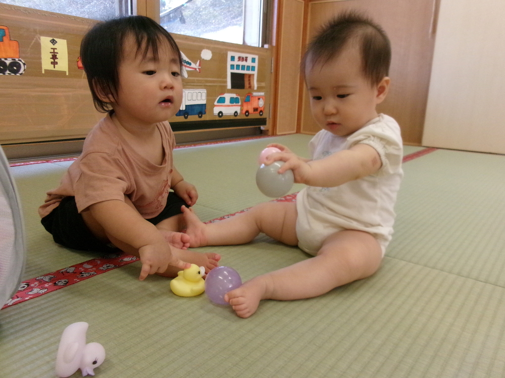 ボールで遊んでいる