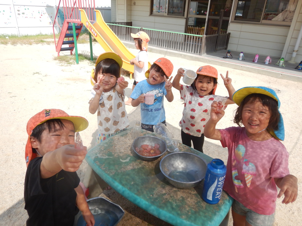 氷で遊ぶ子どもたち