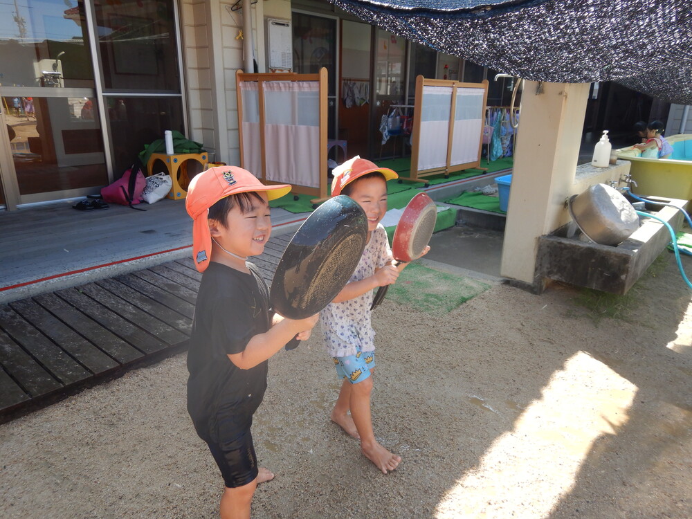 水のかけ合いを楽しむ子どもたち