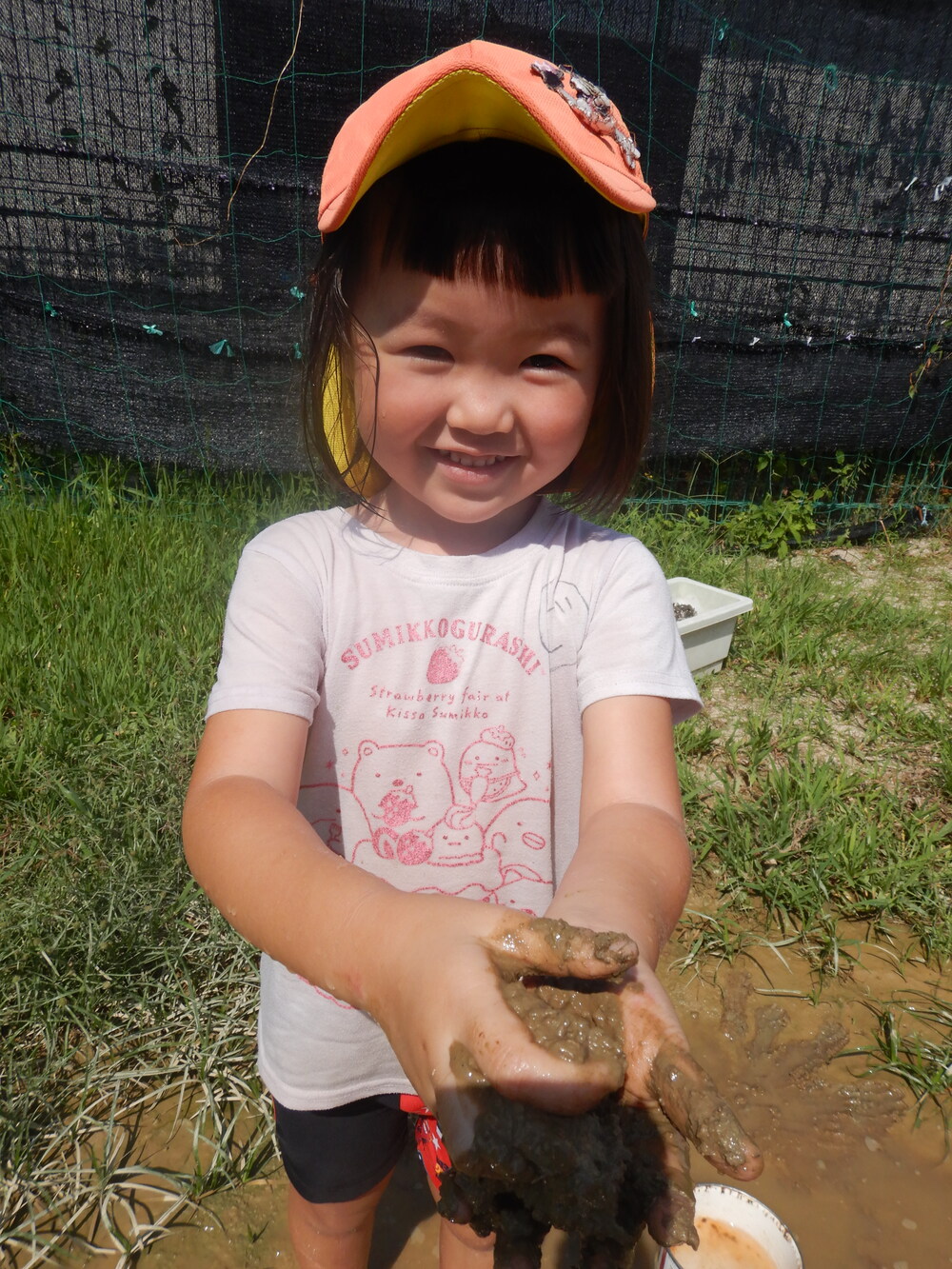 泥で遊ぶ子ども
