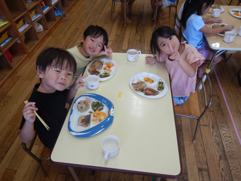 給食の様子１