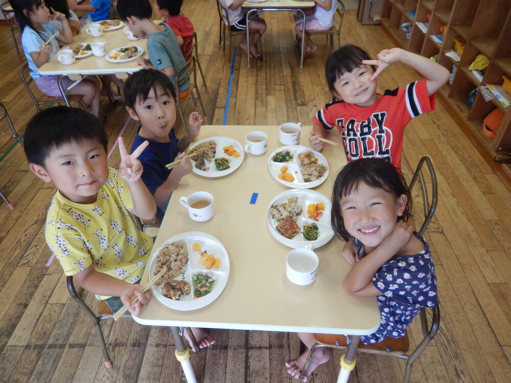 給食の様子２