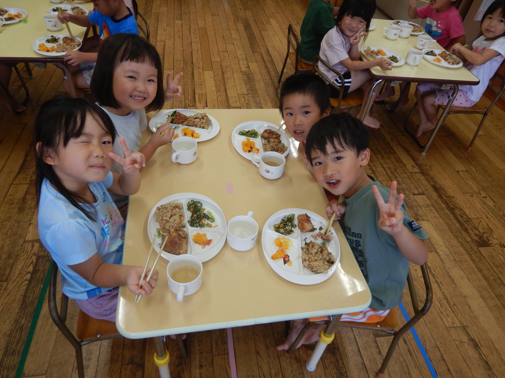 給食の様子３