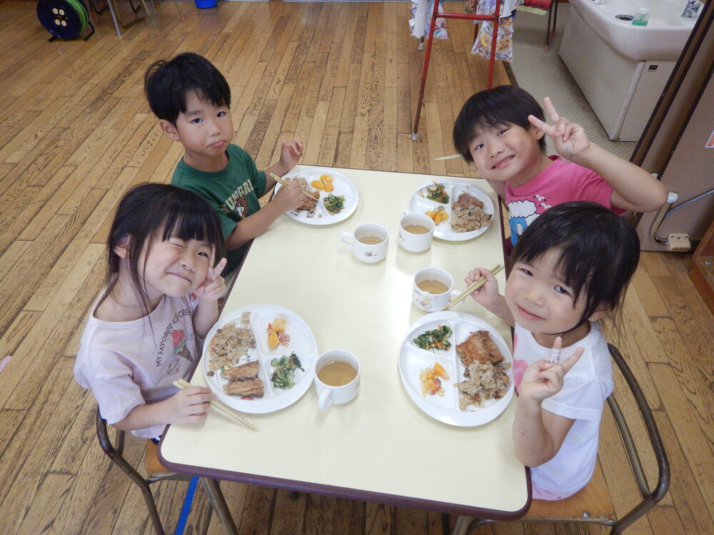 給食の様子４