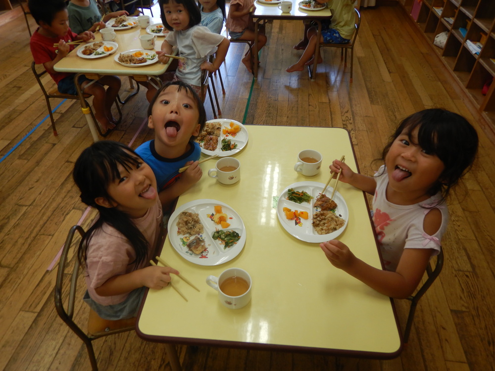 給食の様子５