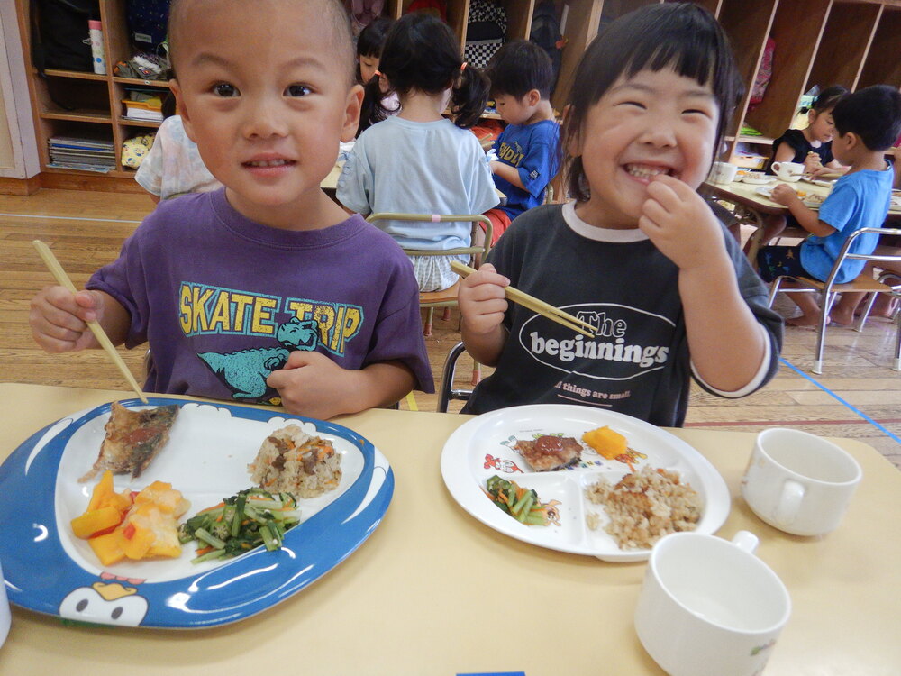 給食の様子 (2)