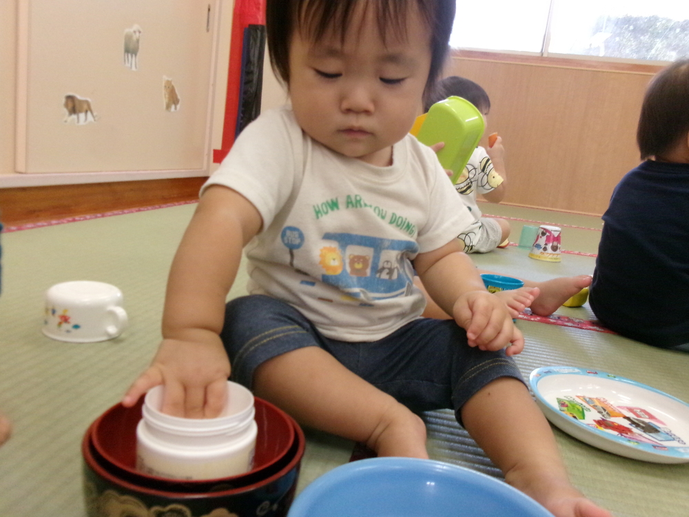 おままごとで遊んでいる