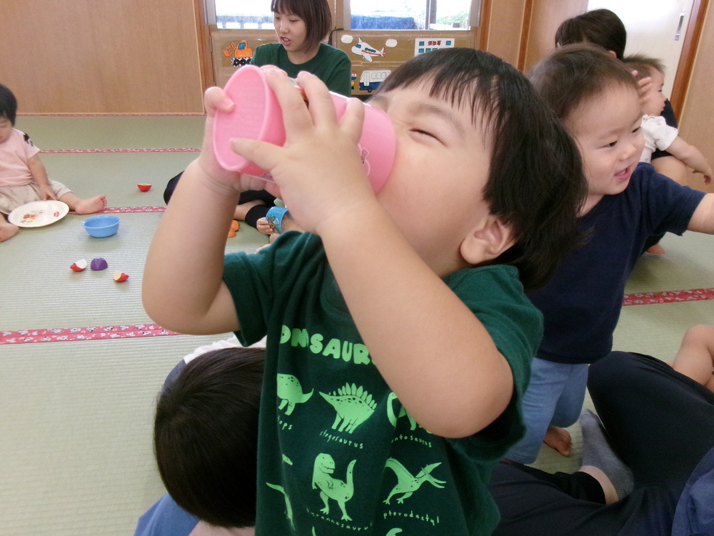 おままごとで遊んでいる