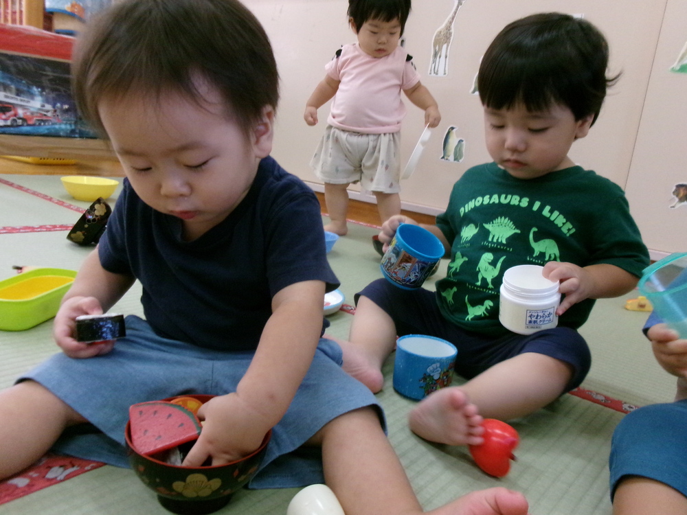 おままごとで遊んでいる