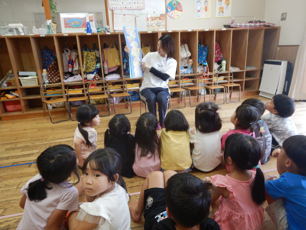 絵本の読み聞かせ