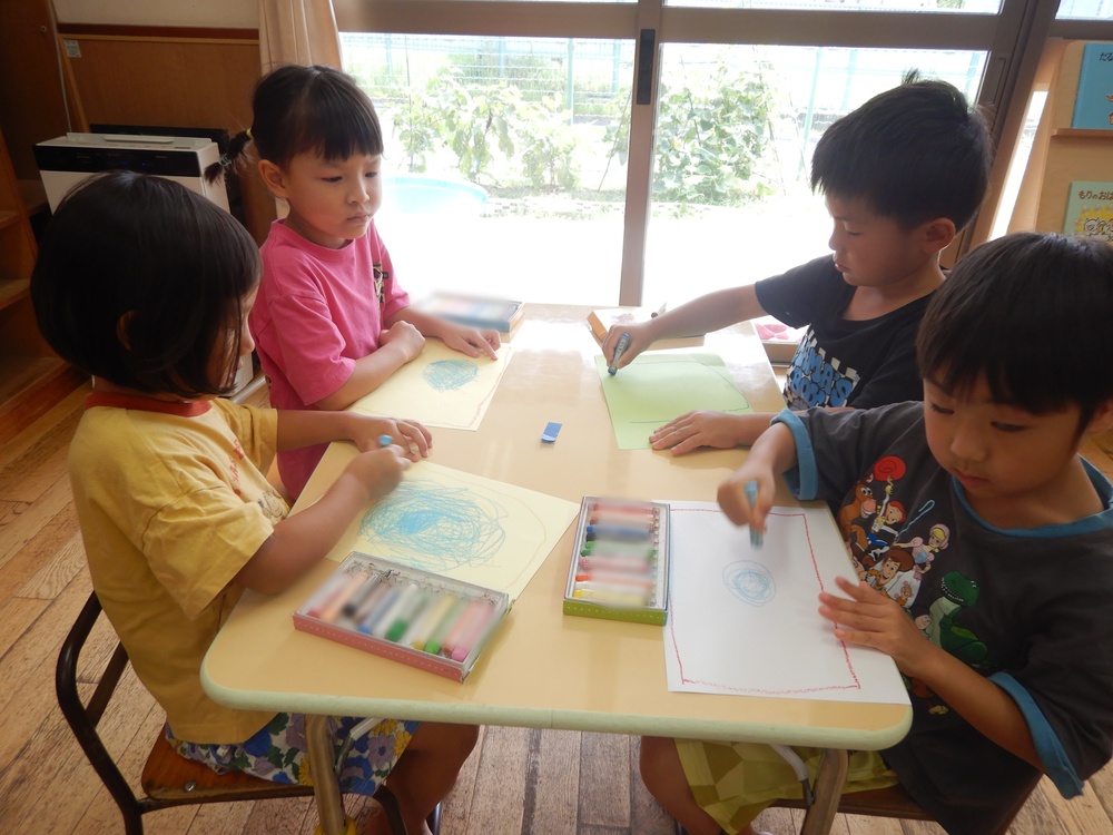 お部屋の絵を描いている子どもたち２