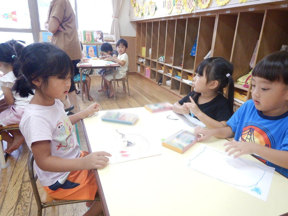 お部屋の絵を描いている子どもたち３