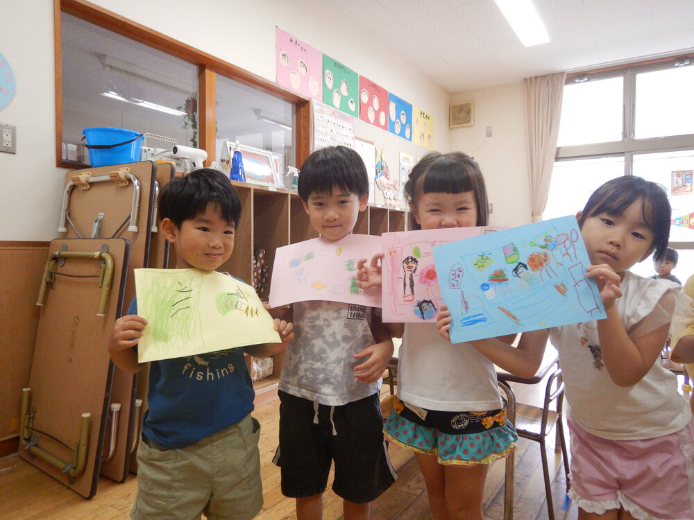描いたお部屋を見せてくれる子どもたち