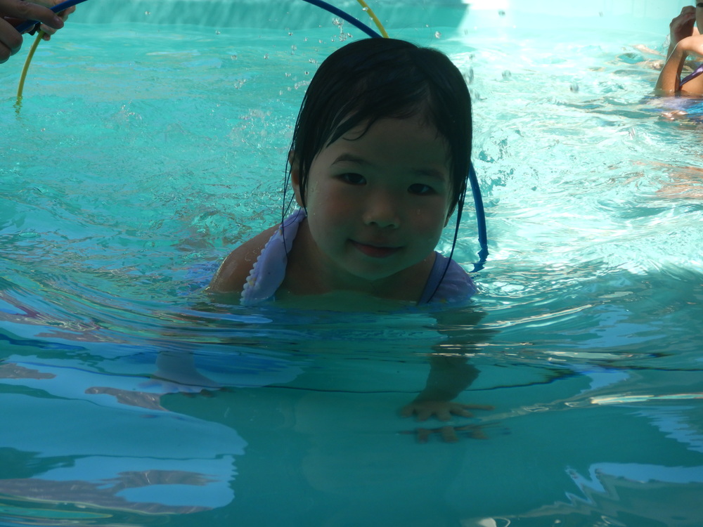 ワニ泳ぎをする子ども