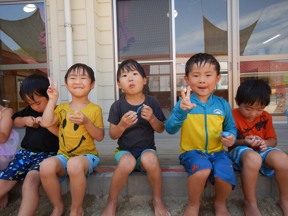 ゼリーを食べる子どもたち