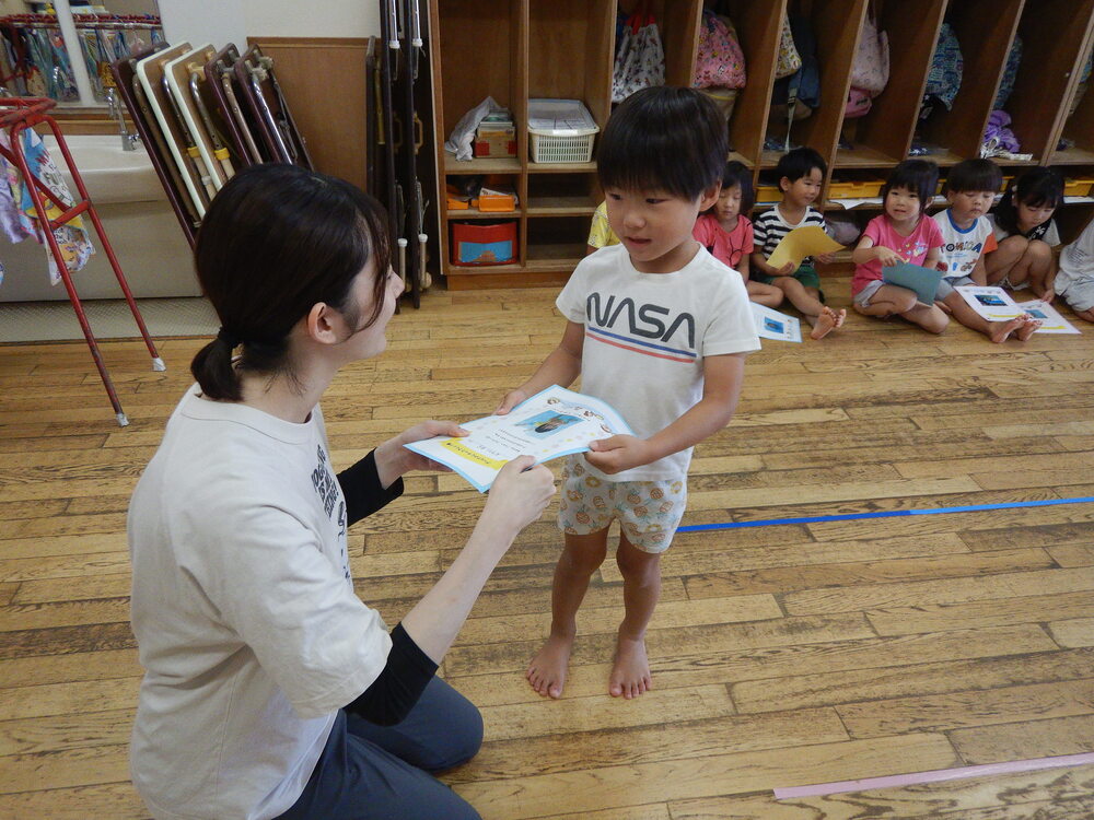 賞状をもらった子ども