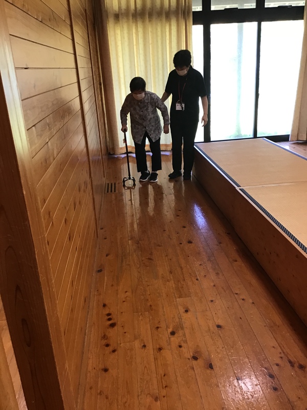歩いています