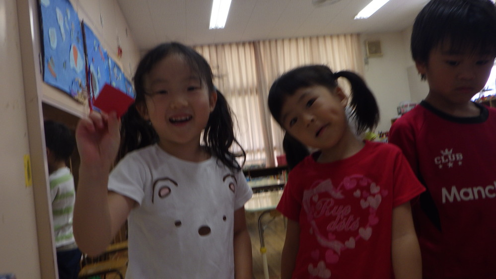 くじ引きをする子ども２