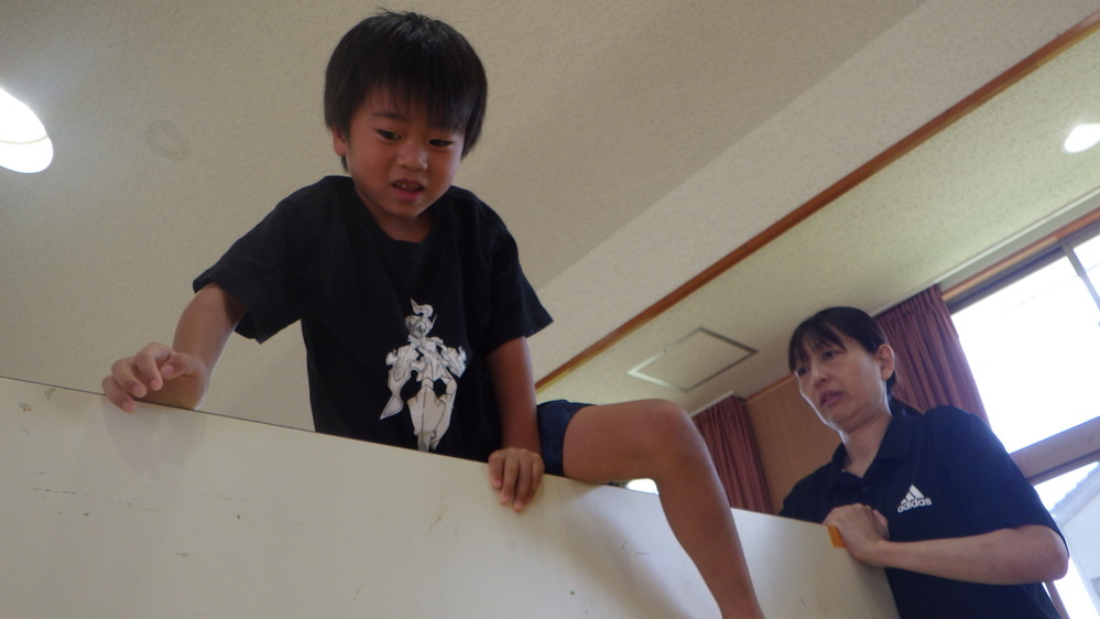 戸板のぼりをする子ども1