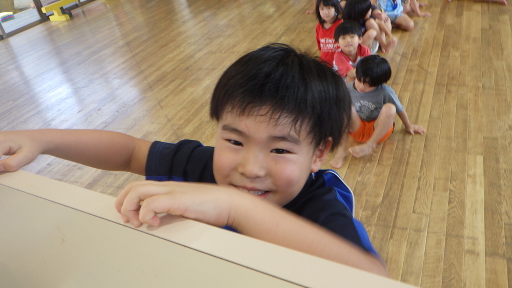 戸板登りをする子ども３
