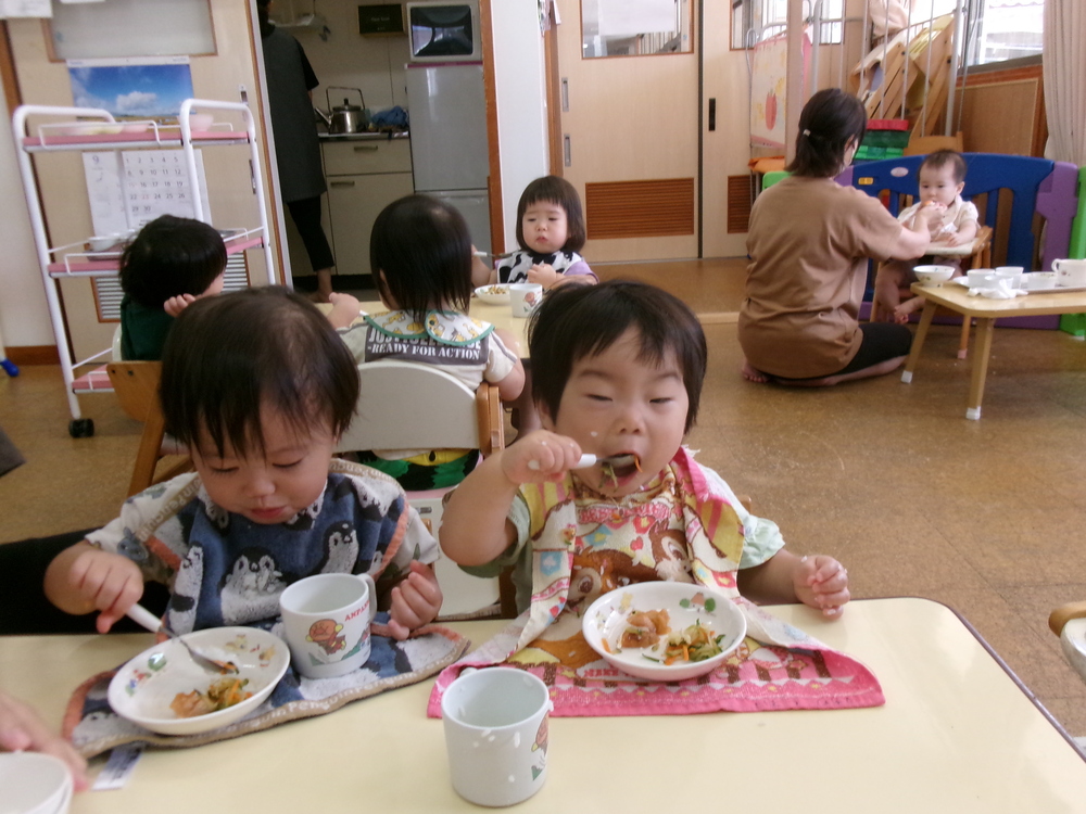 食事の様子 (1)