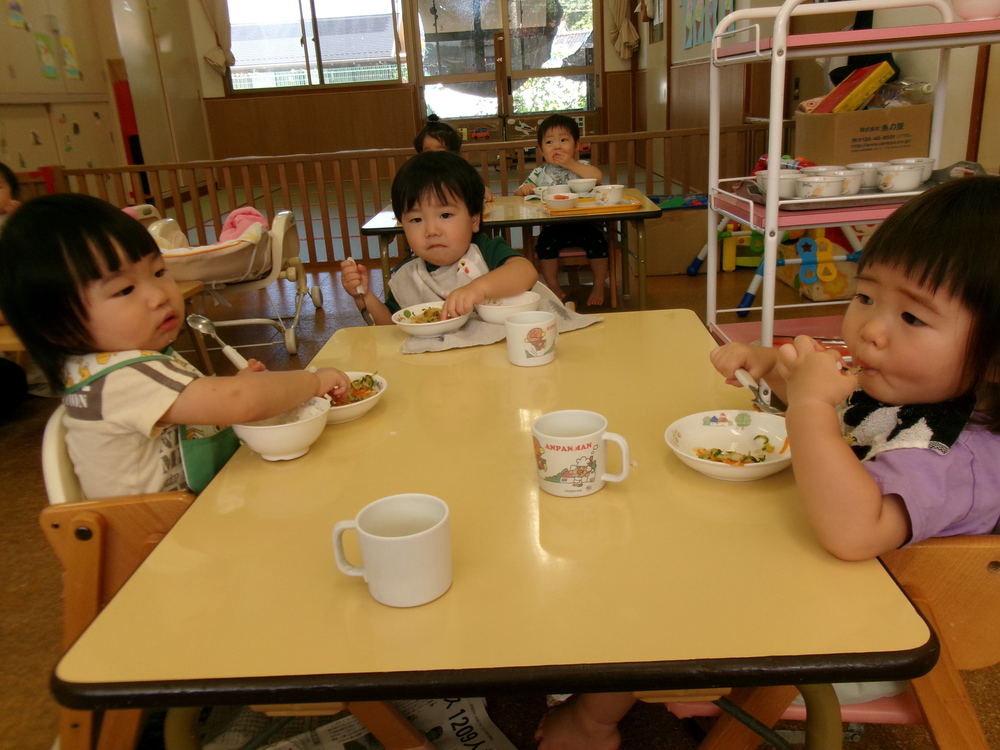 食事の様子 (2)