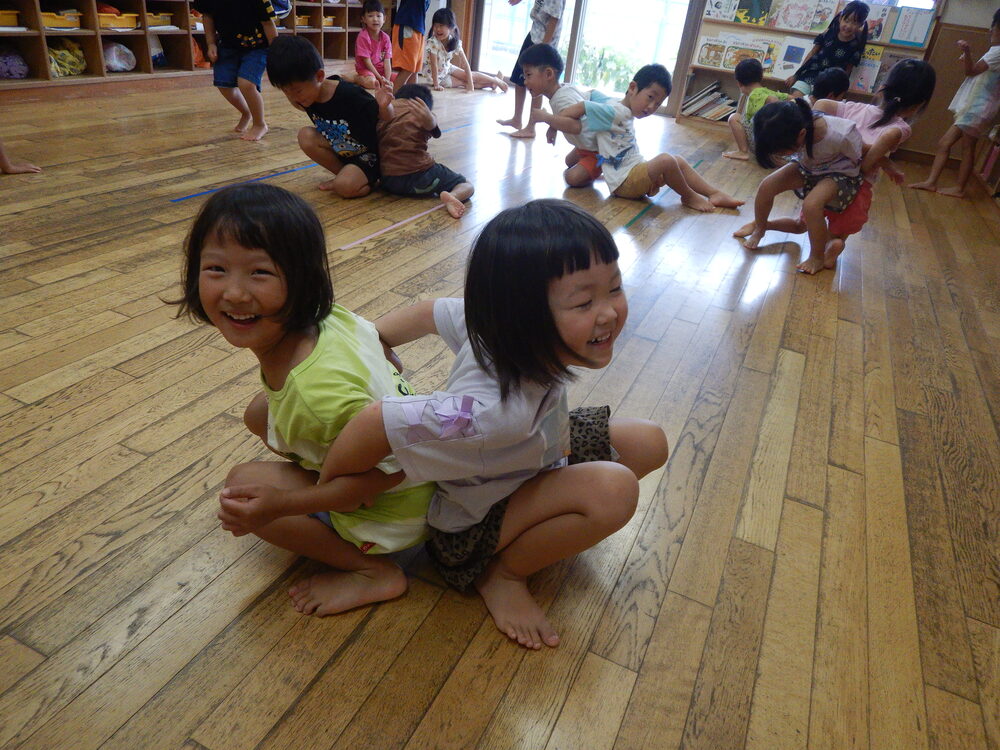ペアで協力して立とうとする様子