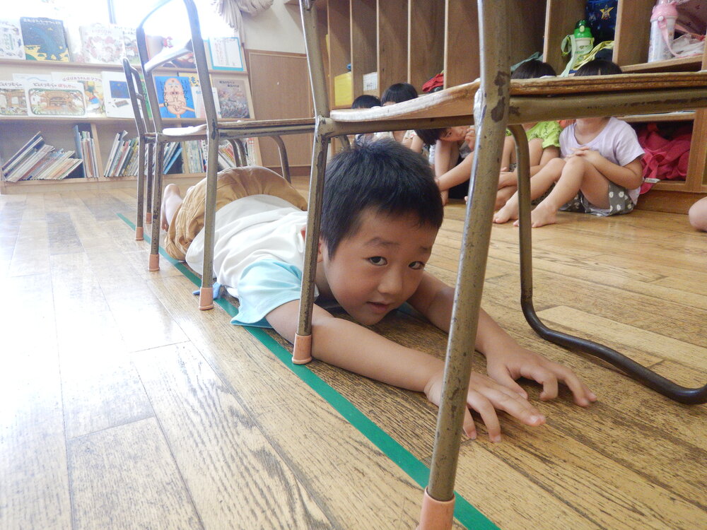 椅子くぐりに挑戦する子ども１